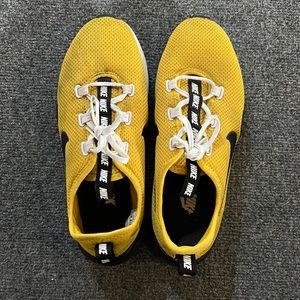 Size 9 Wmns Nike Ashin Modern Running Shoes